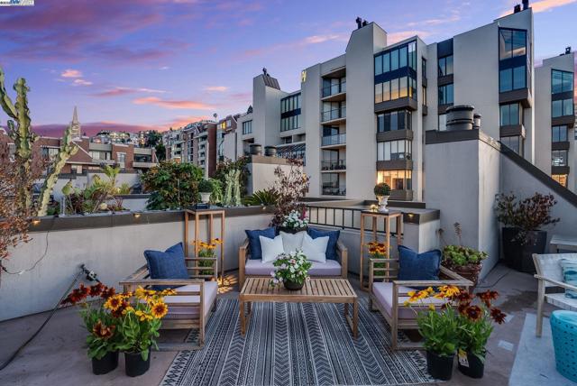 156 Lombard St, San Francisco CA: https://media.crmls.org/mediaz/409edb58-d7ac-4413-96a2-2773b65bb2a4.jpg