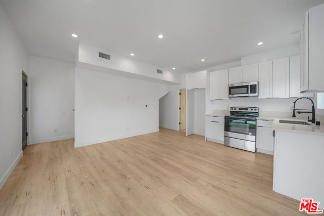 6835 Yolanda Ave, Reseda CA: https://media.crmls.org/mediaz/40a03147-ff7c-43e0-8fde-2452e202dc87.jpg