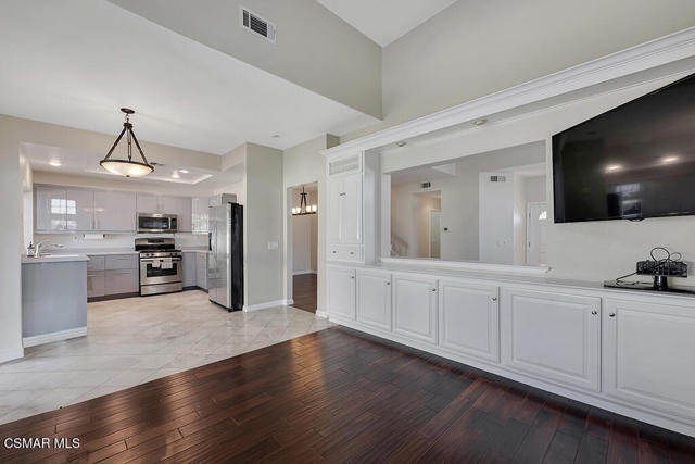 180 Windrose Drive, Newbury Park CA: https://media.crmls.org/mediaz/40a0351f-ee2a-4672-9364-0e588db9fa8d.jpg