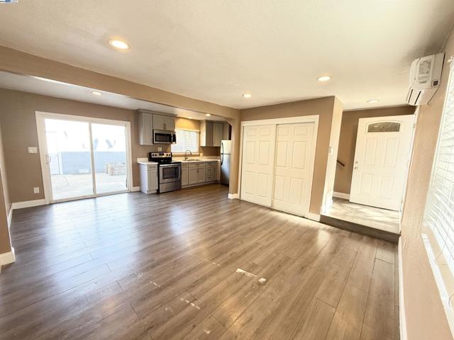 989 Palm Cir, Tracy CA: https://media.crmls.org/mediaz/40a04bf9-6cf1-4381-af86-0b6d09f8c10a.jpg