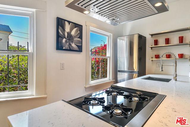 1101 W 18th Street, Los Angeles CA: https://media.crmls.org/mediaz/40a0e32b-bfe0-42bb-9730-a9e7ffac5c50.jpg