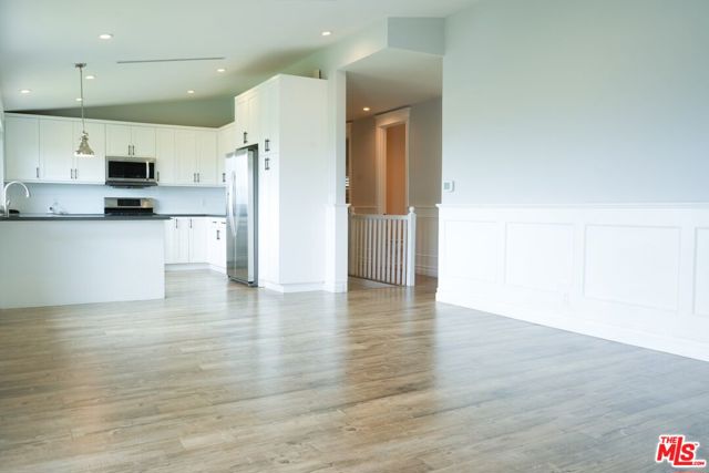 22224 Cass Avenue, Woodland Hills CA: https://media.crmls.org/mediaz/40a12c8b-fadb-4e64-a721-03ec7fe06741.jpg
