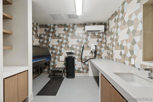 1388 Kettner Blvd, San Diego CA: https://media.crmls.org/mediaz/40a14509-8271-4c75-b4bc-090e046eb935.jpg