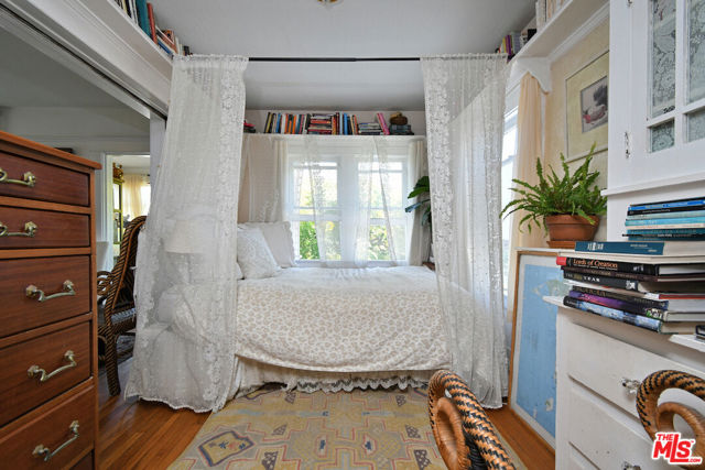 224 Horizon Avenue, Venice CA: https://media.crmls.org/mediaz/40a17e4a-064d-43c9-844d-1526eb0df89a.jpg