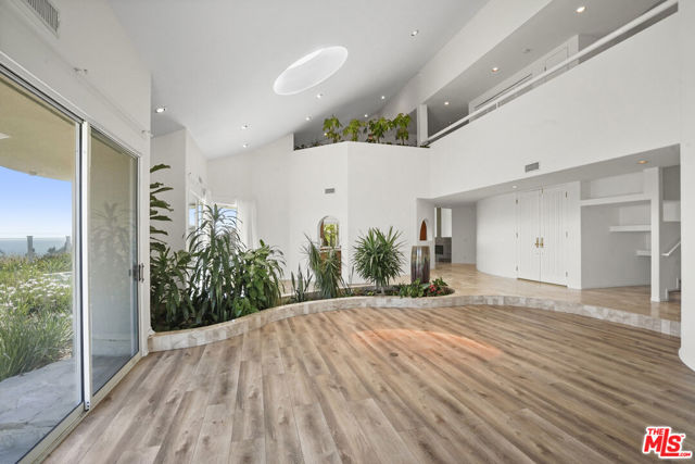 32215 Pacific Coast Highway, Malibu CA: https://media.crmls.org/mediaz/40a186ee-839f-4d33-a845-98f71604e86d.jpg