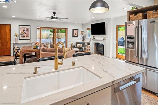 3231 Esperanza Dr, Concord CA: https://media.crmls.org/mediaz/40a2469a-8875-4fd9-a35d-e22911a399fa.jpg