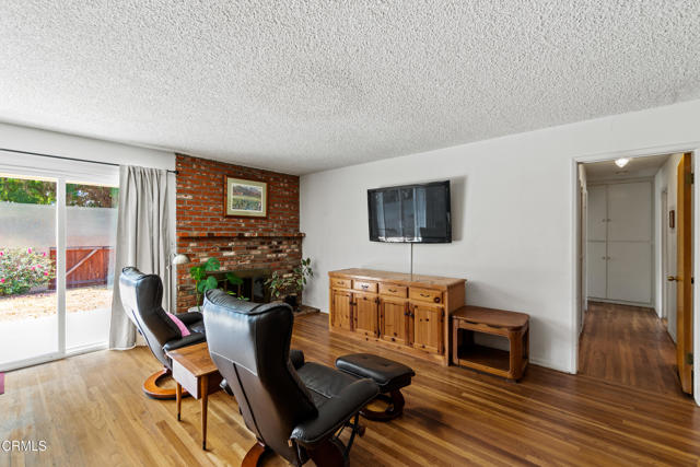 6449 Quakertown Avenue, Woodland Hills CA: https://media.crmls.org/mediaz/40a2985c-131b-48db-92b9-8f30e94b8f91.jpg