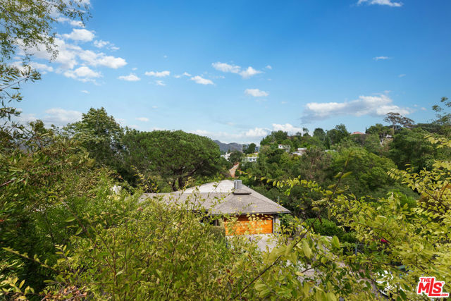 2929 Passmore Drive, Los Angeles CA: https://media.crmls.org/mediaz/40a29d51-31e9-4b00-be39-c96e238955b9.jpg