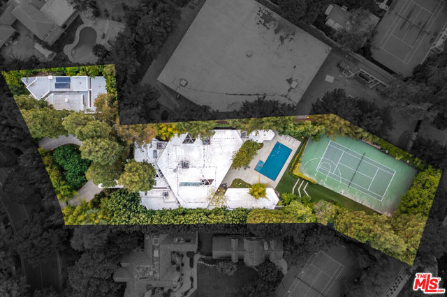 1010 N Rexford Drive, Beverly Hills CA: https://media.crmls.org/mediaz/40a334ac-1891-4268-8784-a007d5028168.jpg