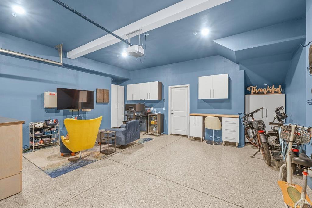 https://media.crmls.org/mediaz/40a39bd6-107d-4a37-bdc1-9428a1e61cf1.jpg?preset=X-Large