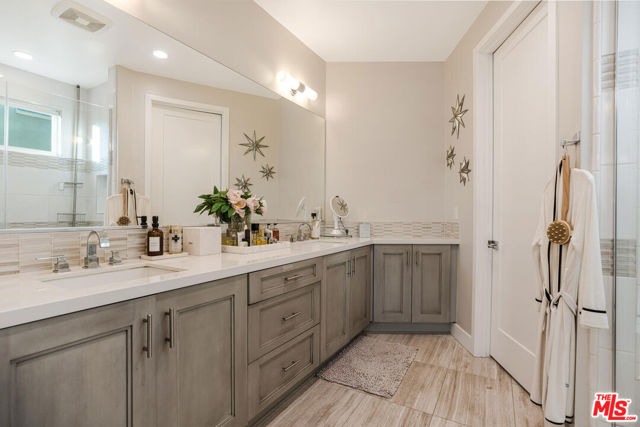 5929 Coral Place, Playa Vista CA: https://media.crmls.org/mediaz/40a3cdde-3c81-44b5-998b-defc75698a82.jpg