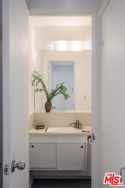 https://media.crmls.org/mediaz/40a3e379-cd6e-4900-b843-e8580138d747.jpg?preset=X-Large