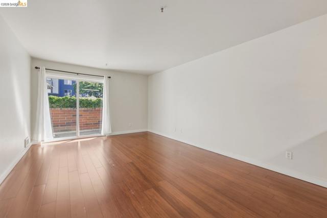 6400 Christie Ave, Emeryville CA: https://media.crmls.org/mediaz/40a4b775-69b9-488c-bdd3-820fe83720e6.jpg