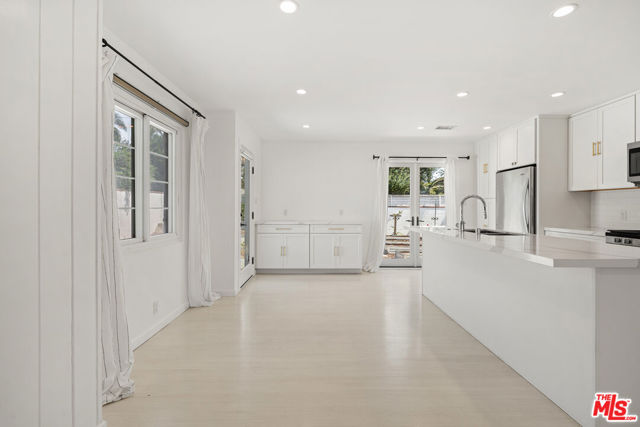 8906 Earhart Avenue, Los Angeles CA: https://media.crmls.org/mediaz/40a4d64a-110f-4c50-90cc-0dc131233826.jpg