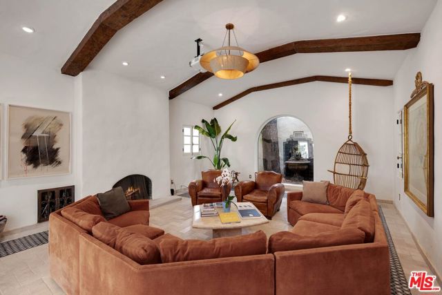 902 S Highland Avenue, Los Angeles CA: https://media.crmls.org/mediaz/40a5015f-eed9-4b02-b1d0-e9a746441b95.jpg
