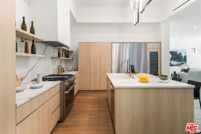 9836 Yoakum Drive, Beverly Hills CA: https://media.crmls.org/mediaz/40a6447b-1473-4bdc-8467-840c0a384919.jpg