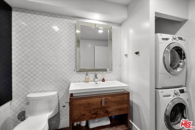 120 S Hewitt Street, Los Angeles CA: https://media.crmls.org/mediaz/40a67b68-c6be-4b2d-91bd-f608a031bff8.jpg