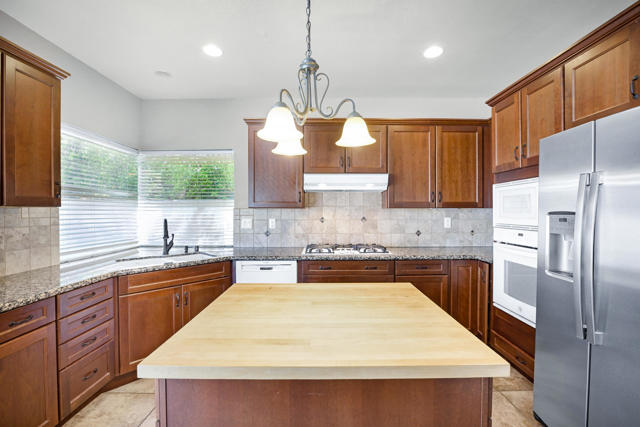 40180 Eastwood Lane, Palm Desert CA: https://media.crmls.org/mediaz/40a88610-120f-40e6-bb5b-f44f1b25c563.jpg