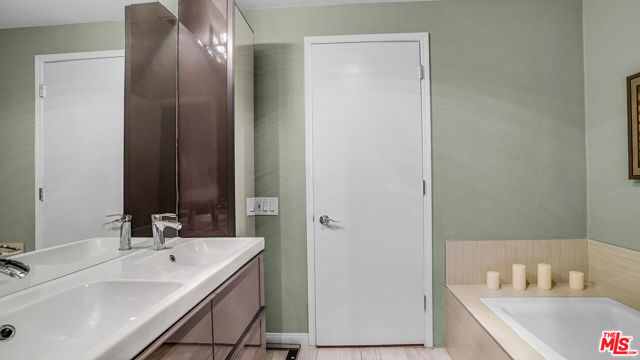 200 N Swall Drive, Beverly Hills CA: https://media.crmls.org/mediaz/40a92610-1b45-4a0f-845f-8dba0b27a72f.jpg