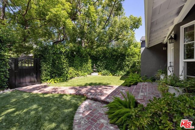 800 N Rose Street, Burbank CA: https://media.crmls.org/mediaz/40a9374c-e81f-42c2-aec3-305654f3e12c.jpg