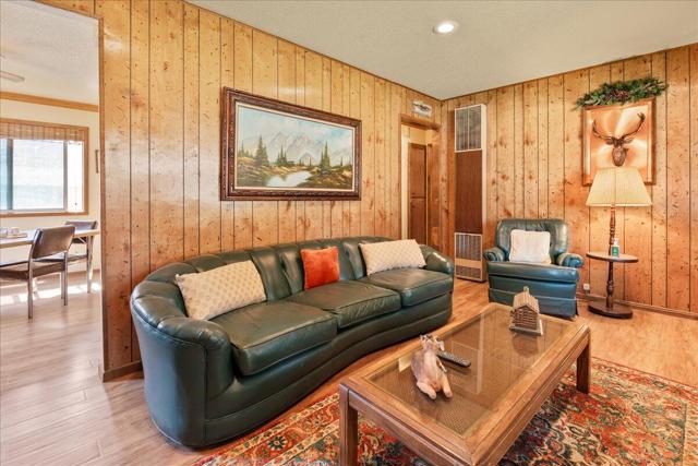 1101 W Country Club Boulevard, Big Bear CA: https://media.crmls.org/mediaz/40aa4fb1-76c8-4267-b1cb-f57154f3010a.jpg