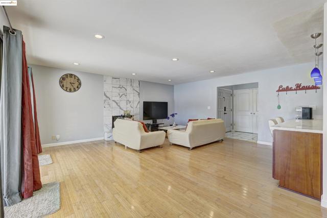 5106 Cabrillo Pt, Discovery Bay CA: https://media.crmls.org/mediaz/40ab11b2-2f3e-419d-957a-4f051b513af0.jpg