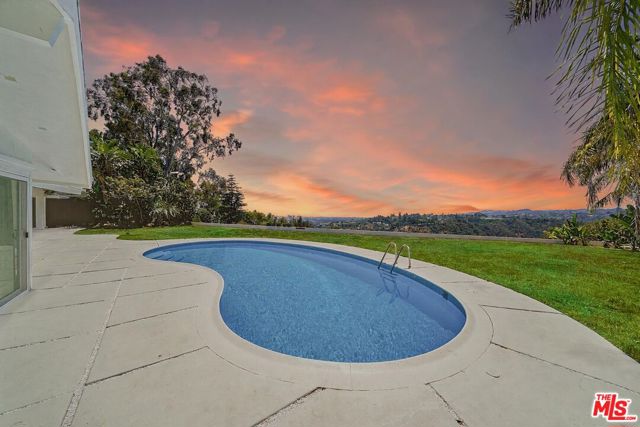 1641 Tower Grove Drive, Beverly Hills CA: https://media.crmls.org/mediaz/40ab4ae2-0a1b-4ac8-9f35-1f2c890f61b3.jpg