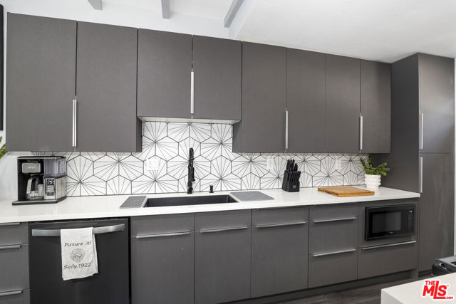 3741 Woolwine Drive, Los Angeles CA: https://media.crmls.org/mediaz/40ac54ce-90eb-4735-b577-d254b60e47f2.jpg