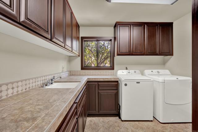 1310 Miracielo Court, San Marcos CA: https://media.crmls.org/mediaz/40acceeb-59ac-4a11-b3dc-475ccf580cdd.jpg