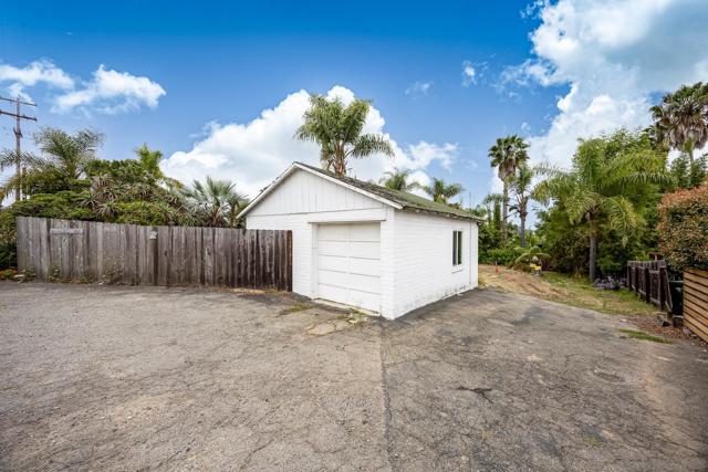 890 Capri Rd, Encinitas CA: https://media.crmls.org/mediaz/40ad0f93-32e9-413b-b534-50d99e30668f.jpg
