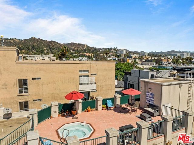 1342 N Sierra Bonita Avenue, West Hollywood CA: https://media.crmls.org/mediaz/40adefb6-07b9-4333-beb4-b080ad5bdd13.jpg