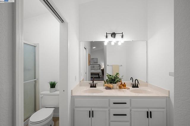5917 Pine Vista Way, Elk Grove CA: https://media.crmls.org/mediaz/40ae1a39-5d21-41ed-882c-971f2fed6760.jpg