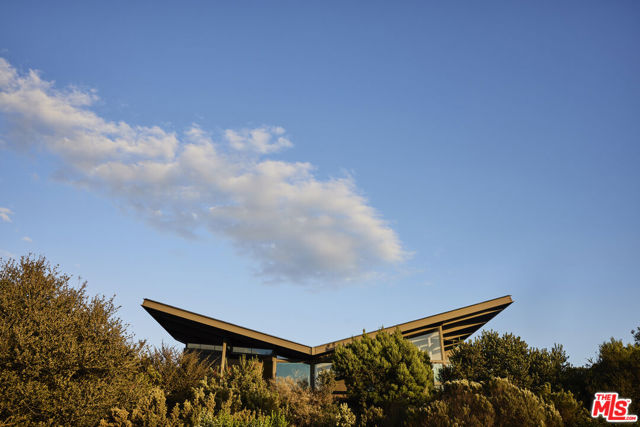 5900 Bonsall Drive, Malibu CA: https://media.crmls.org/mediaz/40aeb152-ae1f-4074-bc20-b83873f9a8e3.jpg