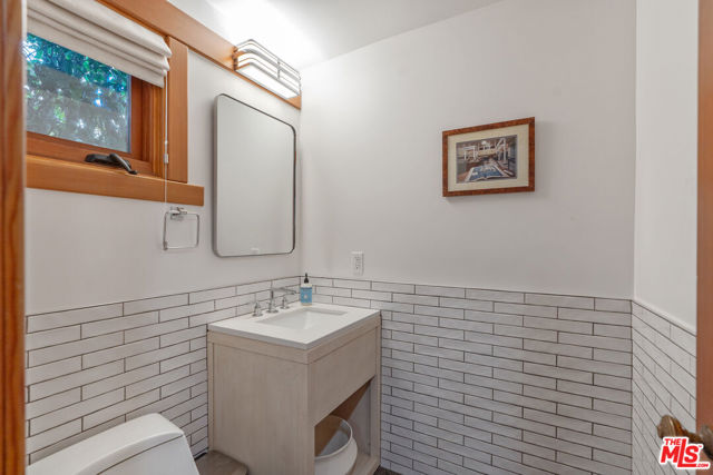 Image 25 of 50 For 706 Navy Street