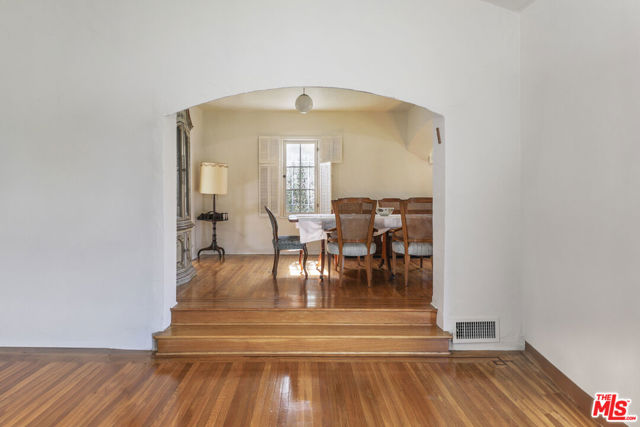 6281 Drexel Avenue, Los Angeles CA: https://media.crmls.org/mediaz/40b0698c-a382-49e2-bb1d-5ebad5e40190.jpg