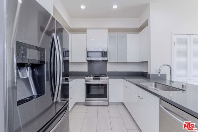 105 S Mariposa Avenue, Los Angeles CA: https://media.crmls.org/mediaz/40b0df6a-2972-4d36-b1c9-fa99683f1c6c.jpg
