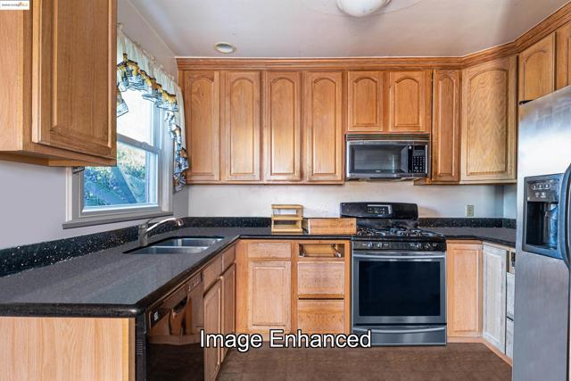 10314 Sunnyside St, Oakland CA: https://media.crmls.org/mediaz/40b10fa9-3a8c-4460-a2a6-e77d7a19fd9c.jpg