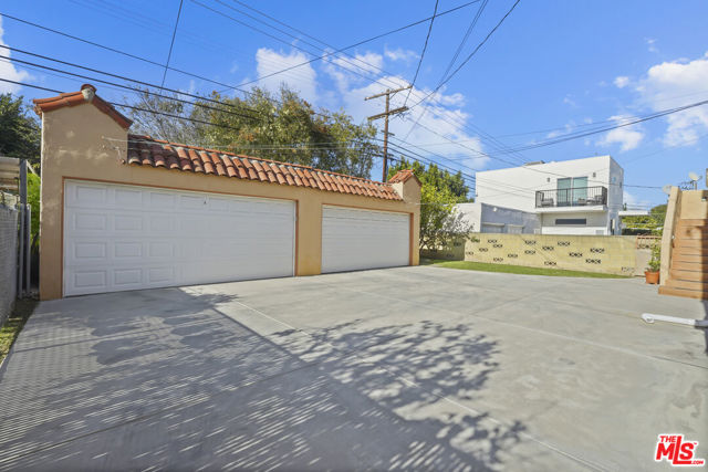 1143 S Rimpau Boulevard, Los Angeles CA: https://media.crmls.org/mediaz/40b1318b-5677-4503-ac9b-0d81768d52b1.jpg