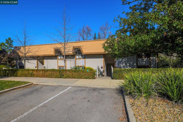 1525 Canyonwood Ct, Walnut Creek CA: https://media.crmls.org/mediaz/40b1c50e-2846-4bcc-b29d-2f204089a0ba.jpg