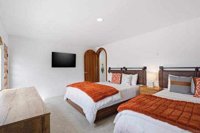 1047 Highland Dr, Del Mar CA: https://media.crmls.org/mediaz/40b1d2b4-4d77-4317-be06-b435a644574b.jpg