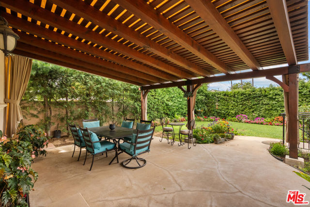 5767 Lasaine Avenue, Encino CA: https://media.crmls.org/mediaz/40b21026-bb2b-418f-9a49-e0ebc42dc2c1.jpg
