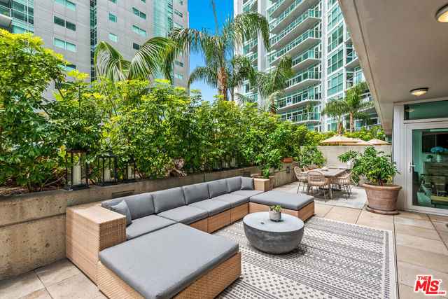 13600 Marina Pointe Drive, Marina del Rey CA: https://media.crmls.org/mediaz/40b212f5-00bc-4059-8bc1-81f9dd7dbaf3.jpg