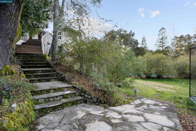 35 Tiger Tail Court, Orinda CA: https://media.crmls.org/mediaz/40b23602-c59b-4f31-bc96-af2a02ac7033.jpg