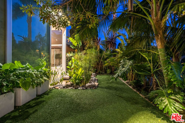 2336 Boone Avenue, Venice CA: https://media.crmls.org/mediaz/40b28849-ecfb-4b6d-9a00-484751064688.jpg