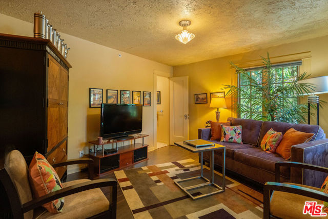 1441 Columbia Drive, Glendale CA: https://media.crmls.org/mediaz/40b2c2b9-4424-4ca7-81c8-6232d2fb536d.jpg