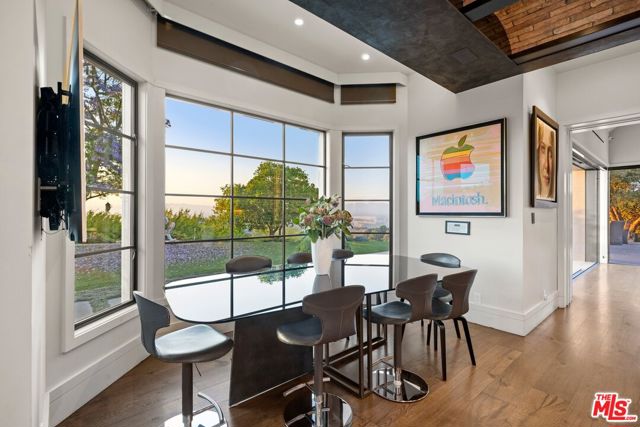 3396 Stone Ridge Lane, Los Angeles CA: https://media.crmls.org/mediaz/40b4559b-593a-4339-8bb2-14326ab62047.jpg