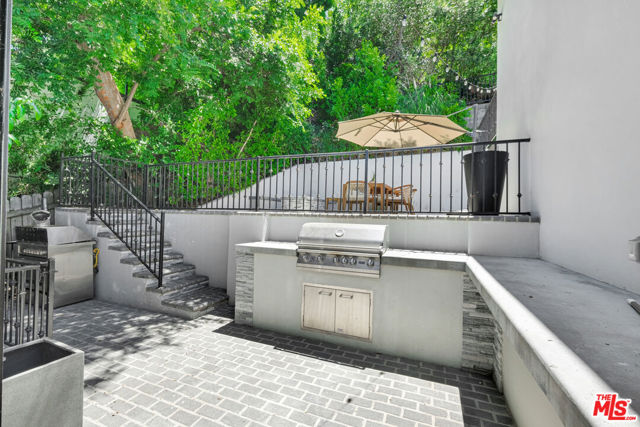 3236 Primera Avenue, Los Angeles CA: https://media.crmls.org/mediaz/40b50884-80cd-499d-ab60-9df3f8364fea.jpg