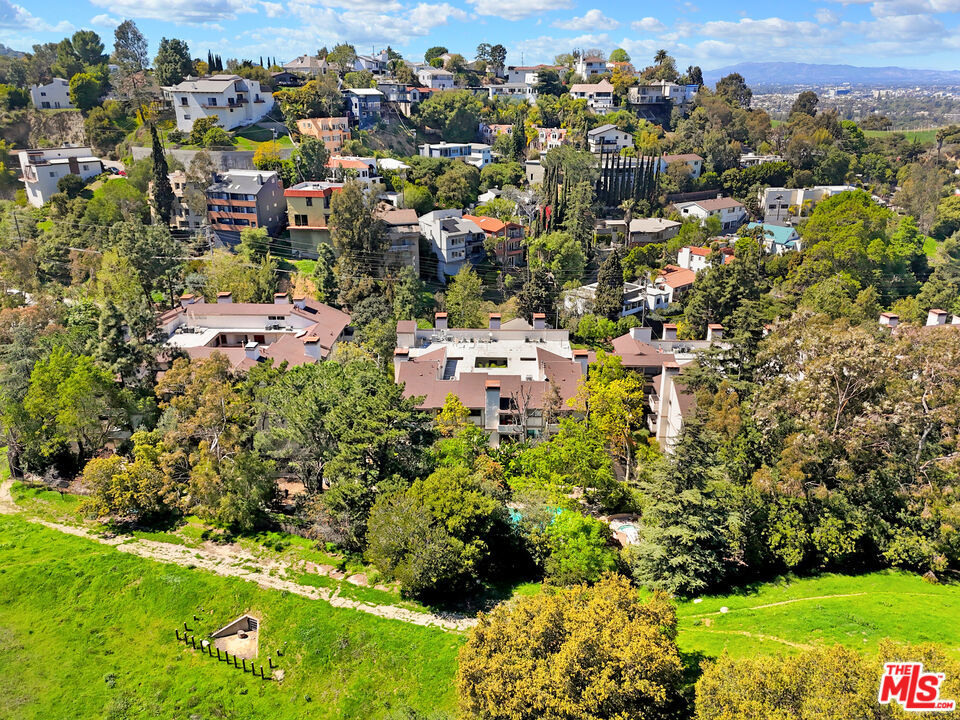 https://media.crmls.org/mediaz/40b51375-ceee-4668-9556-f2b802de306d.jpg?preset=X-Large