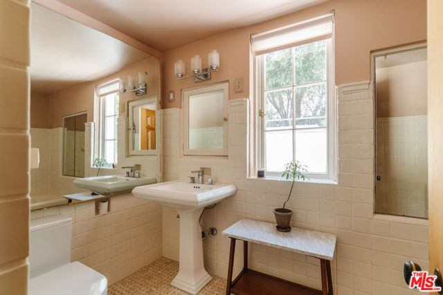5163 Franklin Avenue, Los Angeles CA: https://media.crmls.org/mediaz/40b55701-f466-4d14-b390-85face1a69a3.jpg