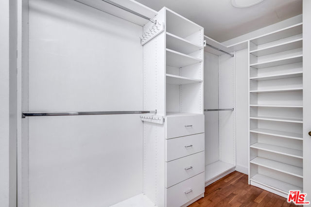 211 S Spalding Drive, Beverly Hills CA: https://media.crmls.org/mediaz/40b56b04-e3c2-47b8-8bd4-4e8456cb57d2.jpg
